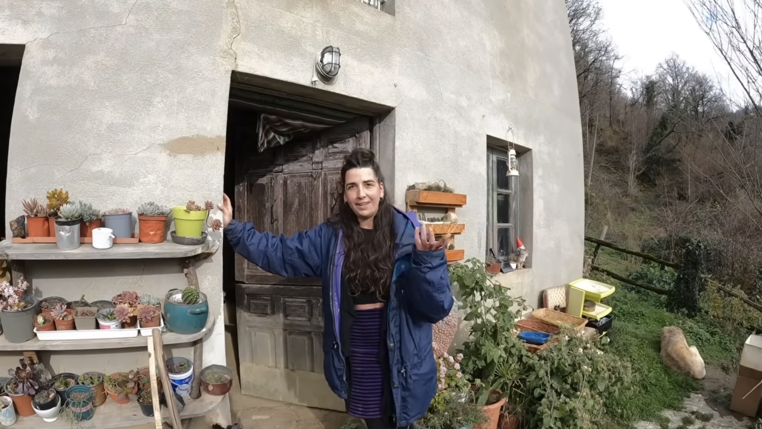 María (32 años) compró una casa por 6.000 € y ahora vive sin red eléctrica, con placas solares y agua por 6 euros al año