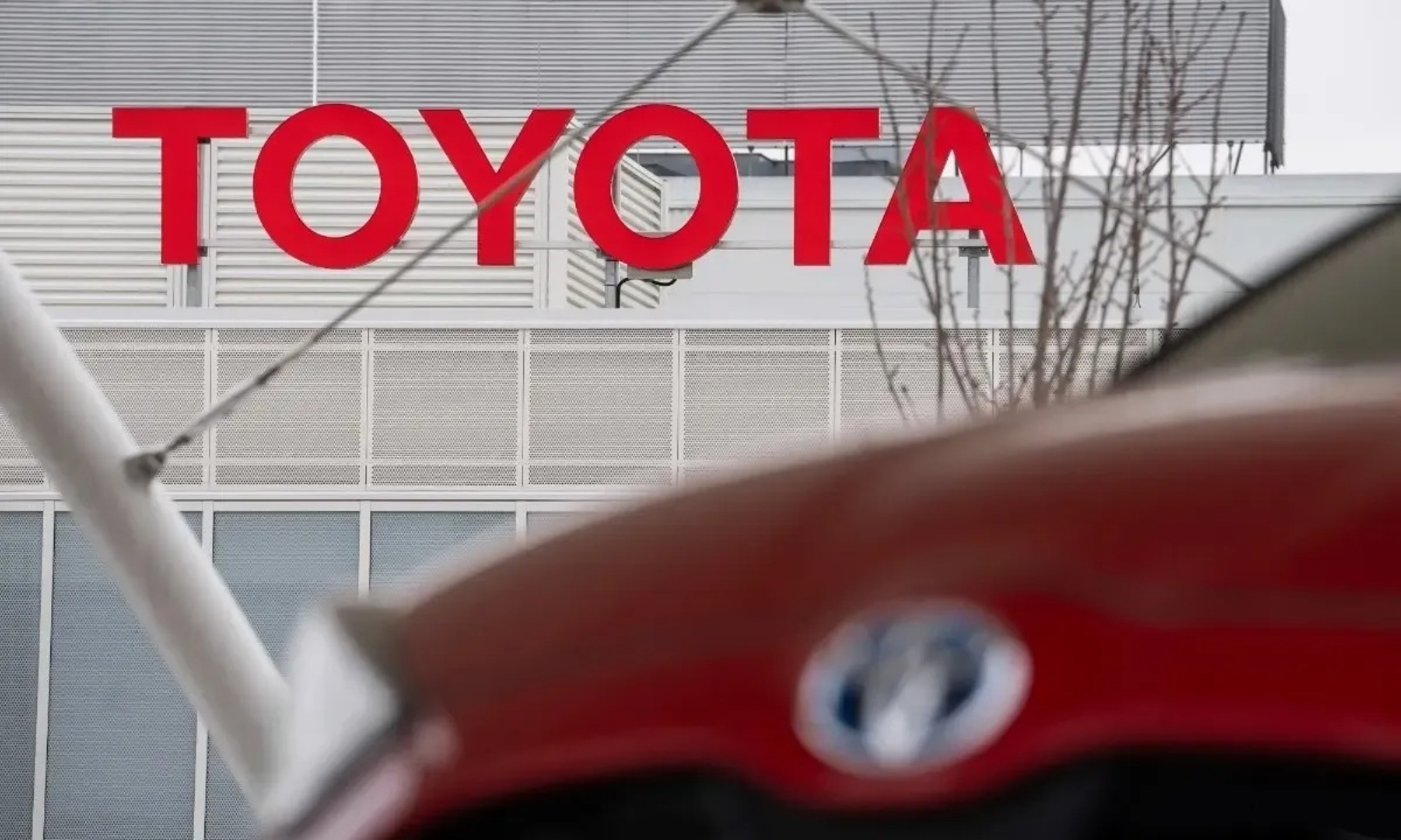 Toyota rompe una tendencia positiva de 24 meses, aunque se mantiene como líder de la industria.