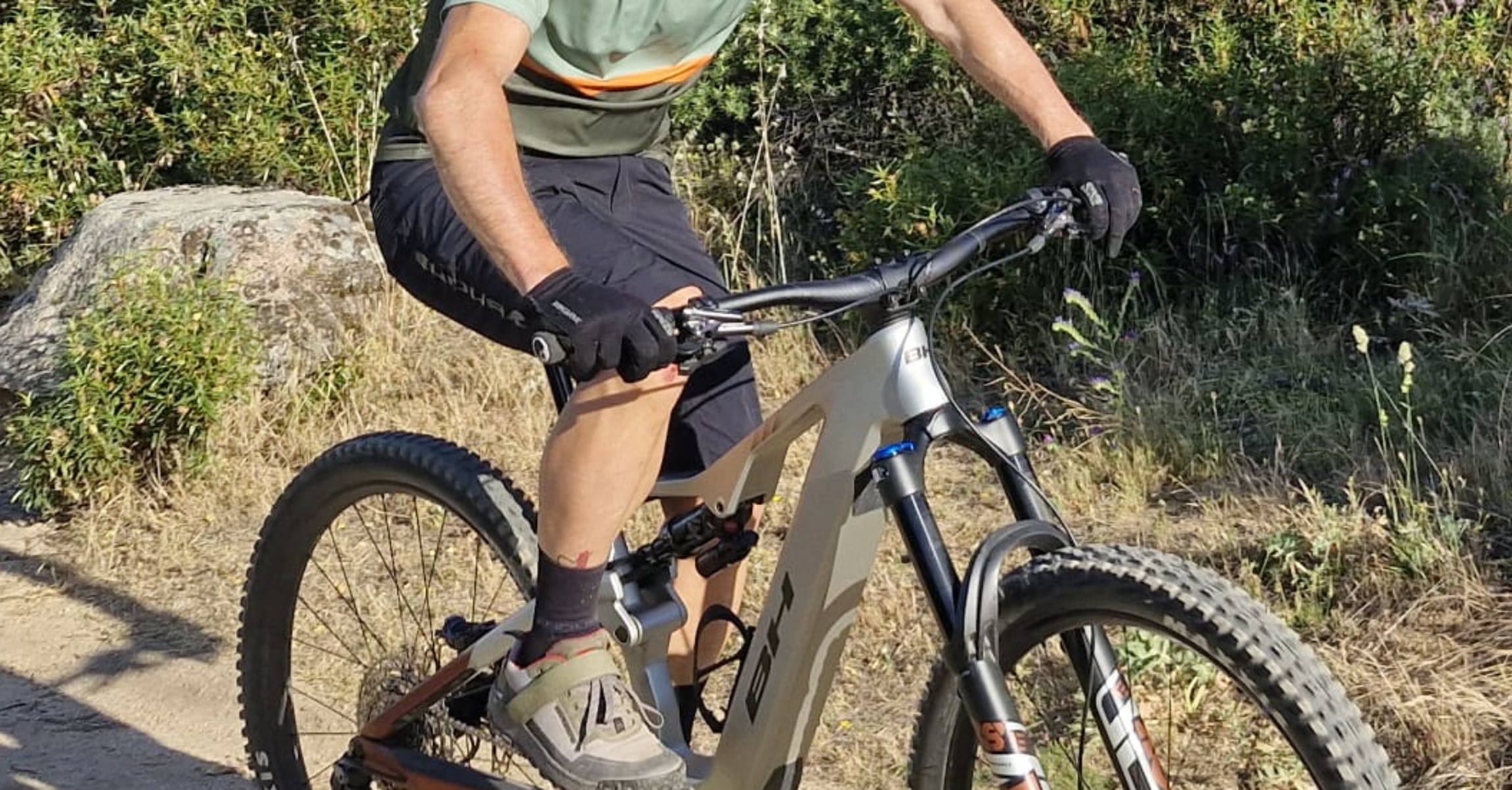 Pedalear con una bicicleta eléctrica ayuda a recuperar problemas de rodilla (Foto: HÍBRIDOS y ELÉCTRICOS).