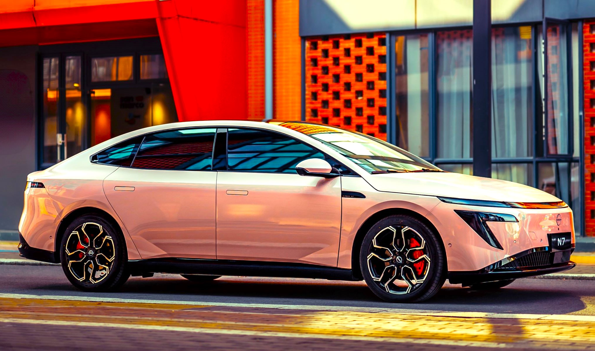 Este eléctrico, la sorpresa en ventas de Nissan el año pasado, esconde una fórmula de éxito que la marca nipona ya trata de aplicar.