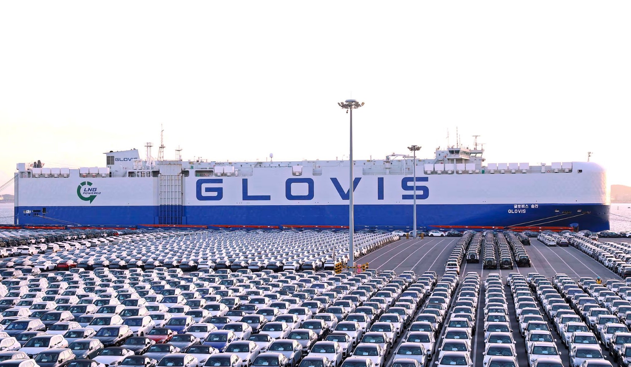 Miles de Tesla rumbo a Bélgica protagonizan, junto al barco de transporte de coches más grande del mundo; un nuevo récord.