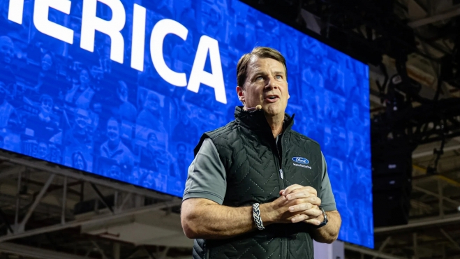 Jim Farley trata de dirigir a Ford a una nueva era eléctrica mucho más competitiva. Jim Farley trata de dirigir a Ford a una nueva era eléctrica mucho más competitiva.