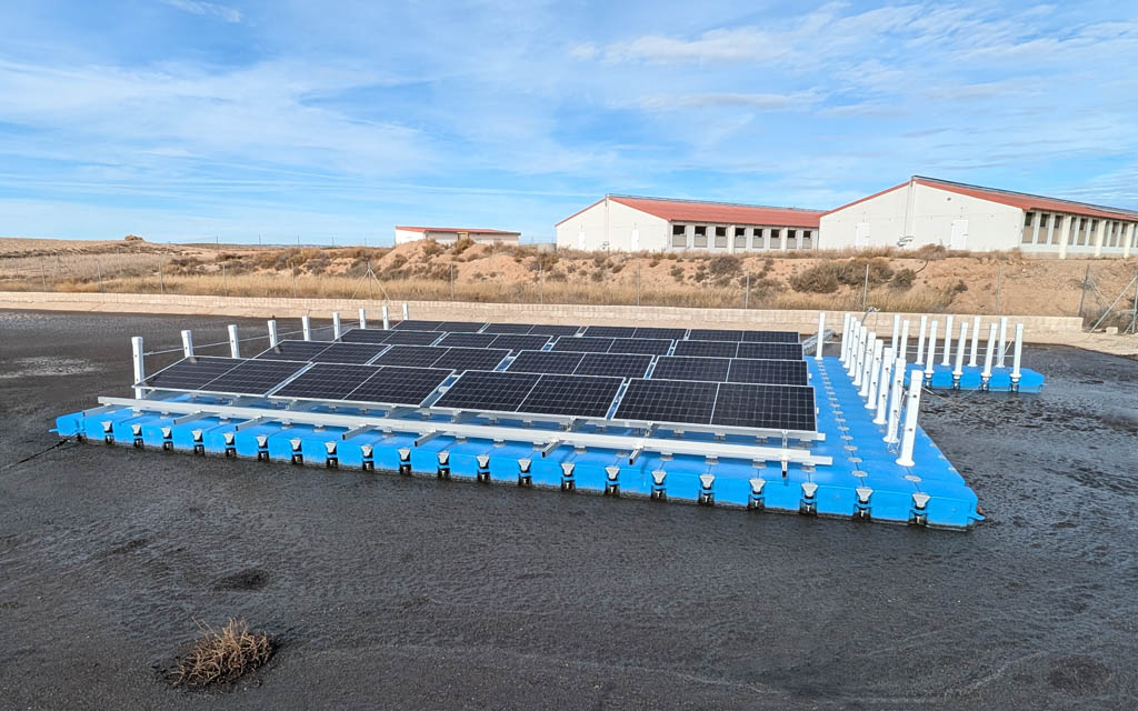 Una granja de Tauste (Zaragoza) produce el 53% de su electricidad con 16 paneles solares sobre su balsa de purines