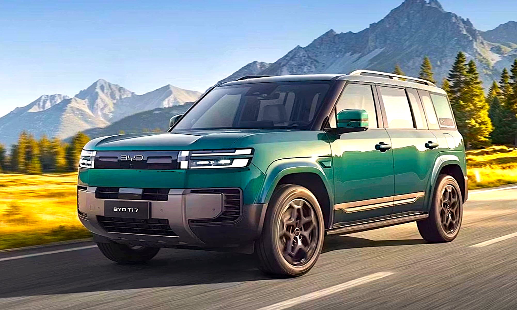BYD ha traído un SUV híbrido enchufable de 7 plazas a Europa, ya tiene precio y lo comparan con un 4x4 mítico.