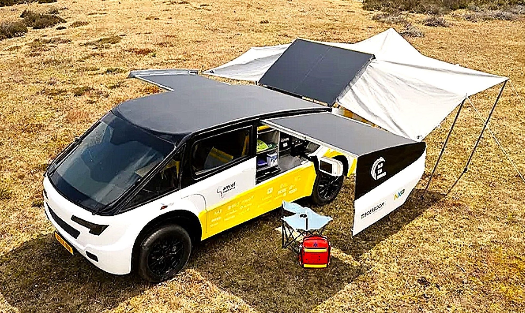 Gracias a 542 células dispuestas en el techo y en paneles desplegables, esta ambulancia puede servir como un hospital eléctrico de campaña.