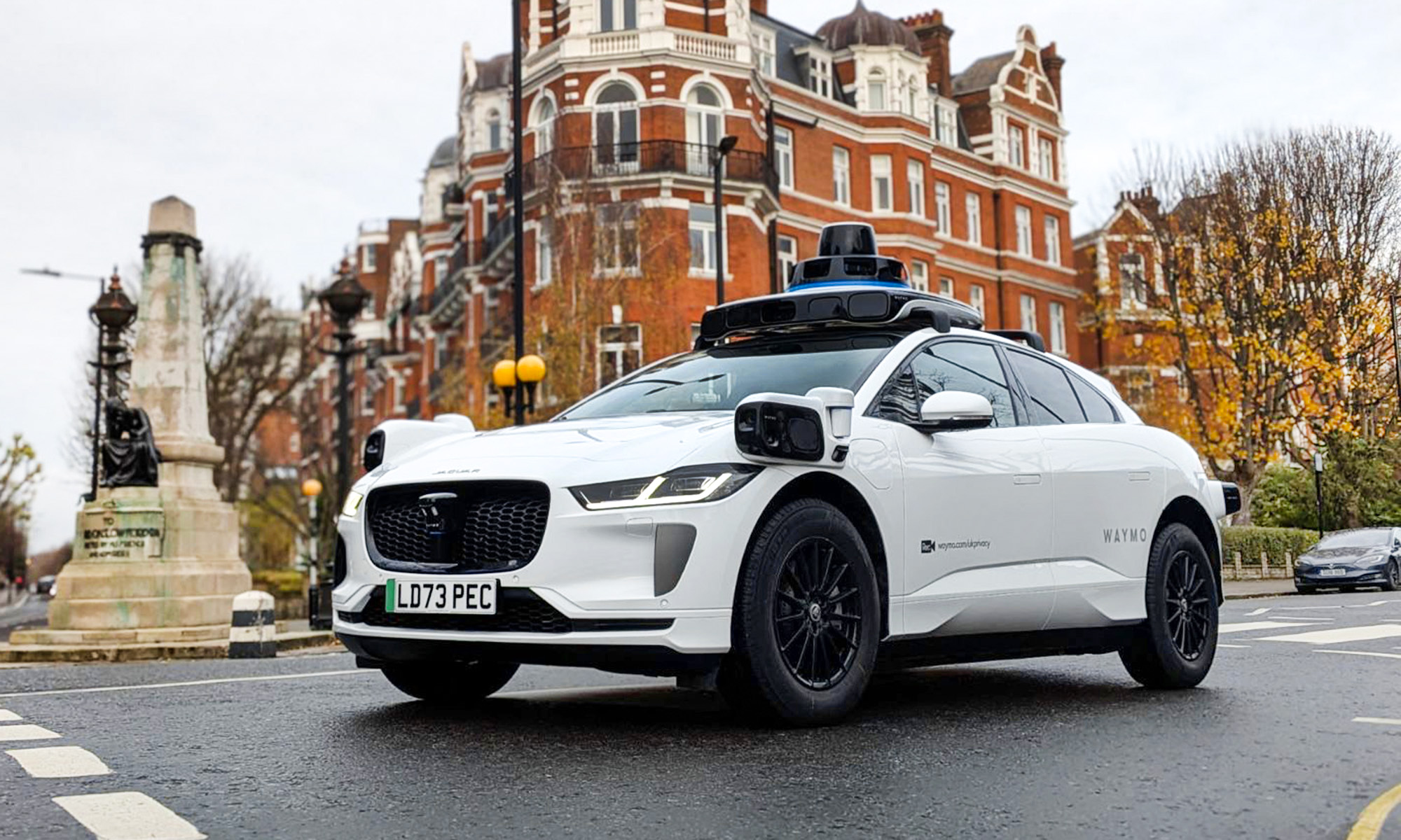 Waymo responde a las críticas de Tesla por el 'sobre uso' de tecnología en sus coches autónomos.