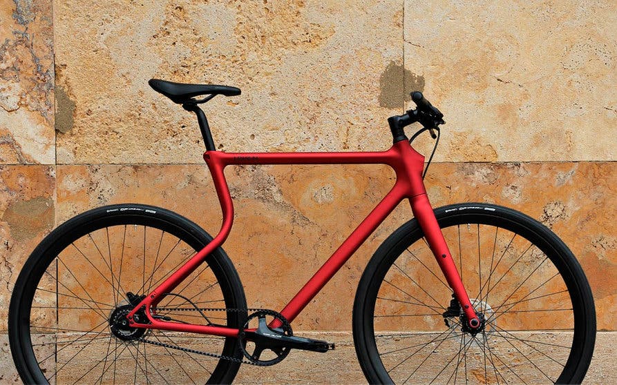  La bicicleta eléctrica Platzhirsch de Urwahn, cuyo cuadro se imprime en 3D, ofrece una autonomía de 80 kilómetros ampliables en 60 más gracias a un extensor de rango. 