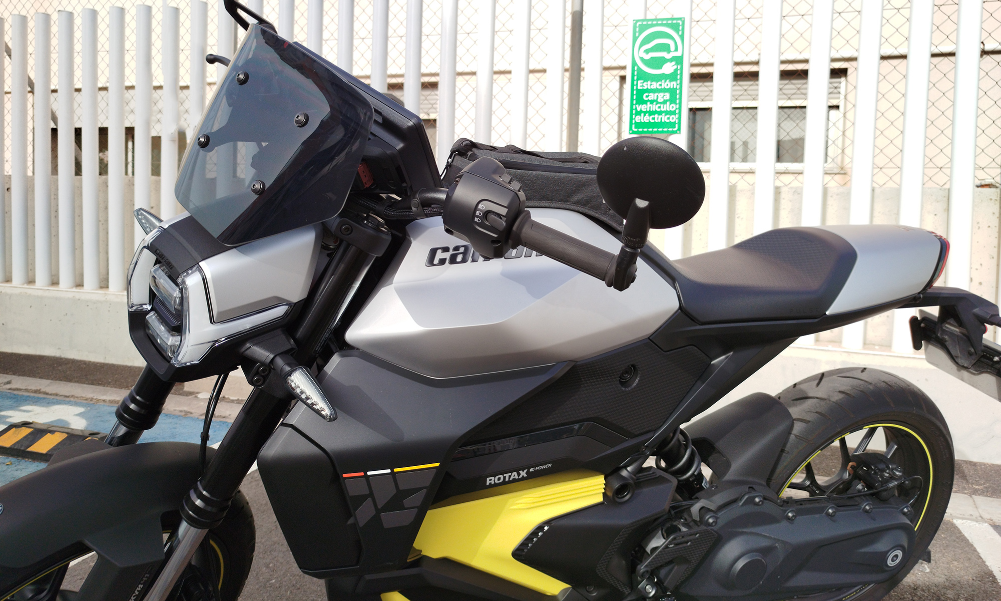 can am pulse moto electrica naked prueba test potencia bateria autonomia precio 5