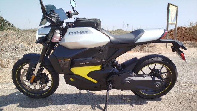 can am pulse moto electrica naked prueba test potencia bateria autonomia precio 2