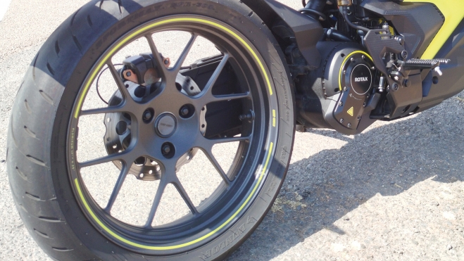 can am pulse moto electrica naked prueba test potencia bateria autonomia precio 10