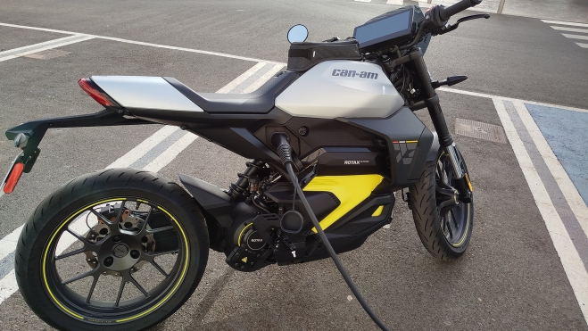 can am pulse moto electrica naked prueba test potencia bateria autonomia precio 4