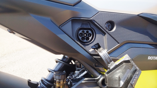 can am pulse moto electrica naked prueba test potencia bateria autonomia precio 7