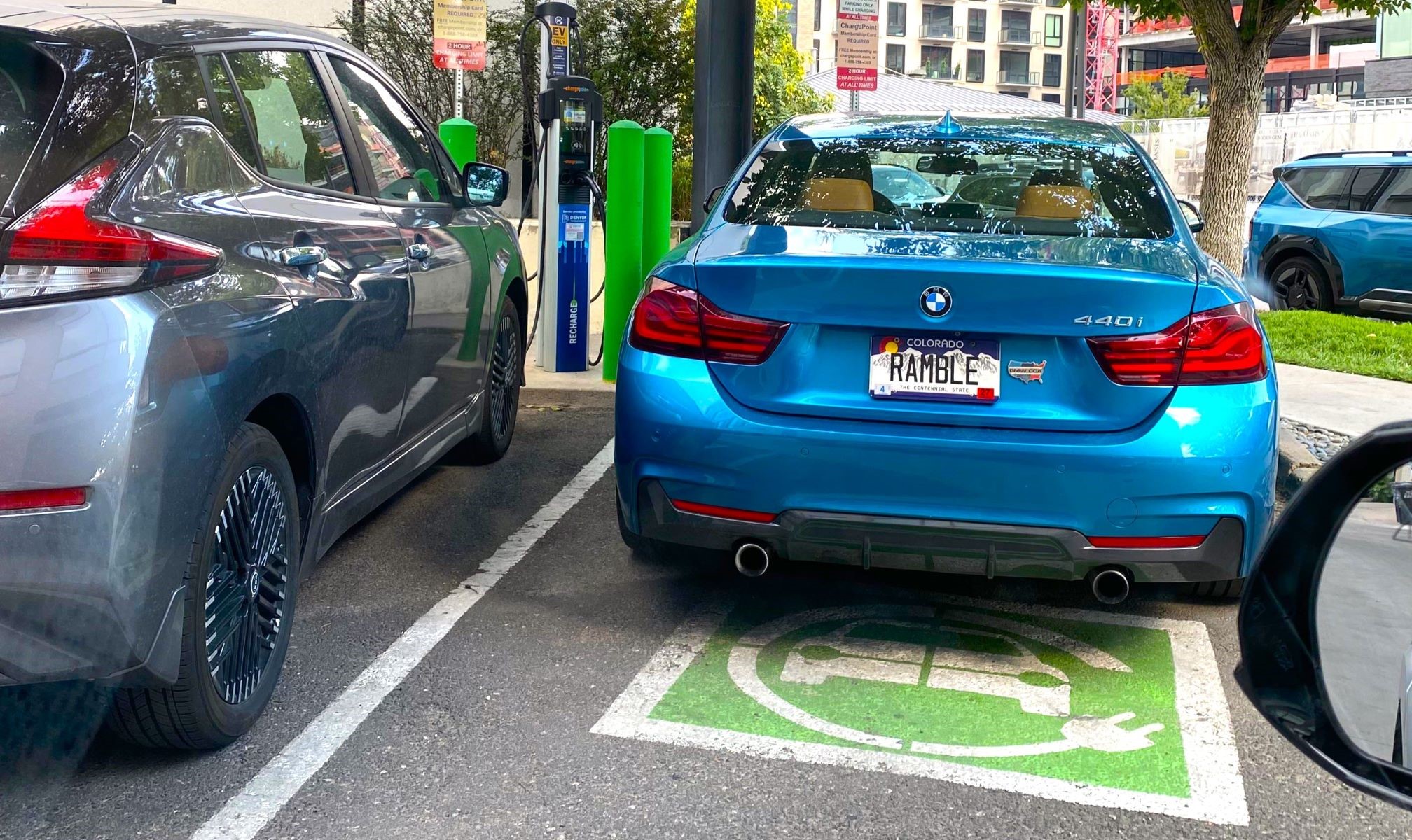 La 'guerra' eléctricos vs gasolina por las plazas de aparcamiento ha dado un giro inesperado en Países Bajos. Foto: Reddit.