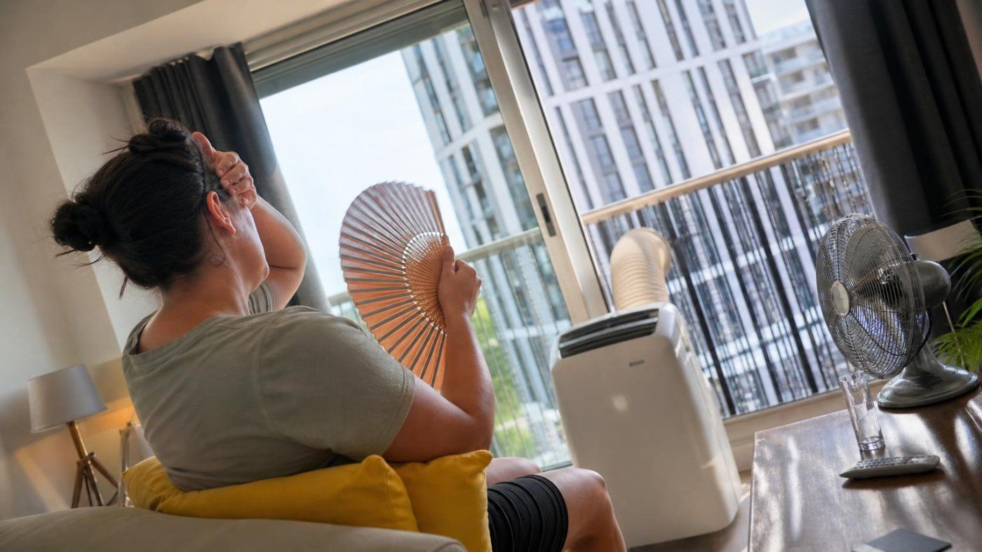 Aerotermia, calor sofocante y facturas disparadas: 238 viviendas públicas de Barcelona denuncian temperaturas de hasta 32 grados y 120€ de factura