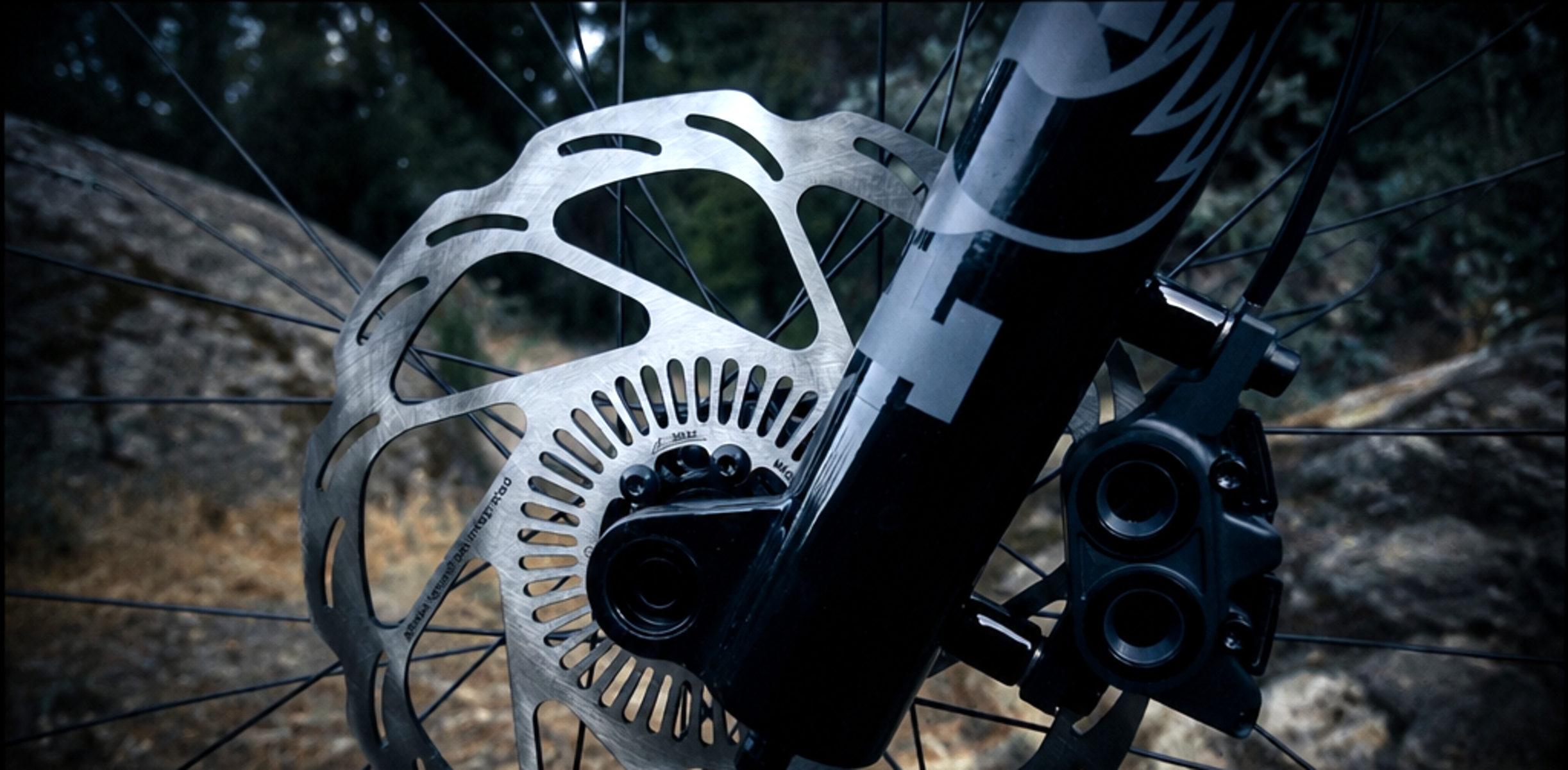 Unos frenos muy potentes que nada tienen que envidiar a los Shimano (Foto: HÍBRIDOS y ELÉCTRICOS).