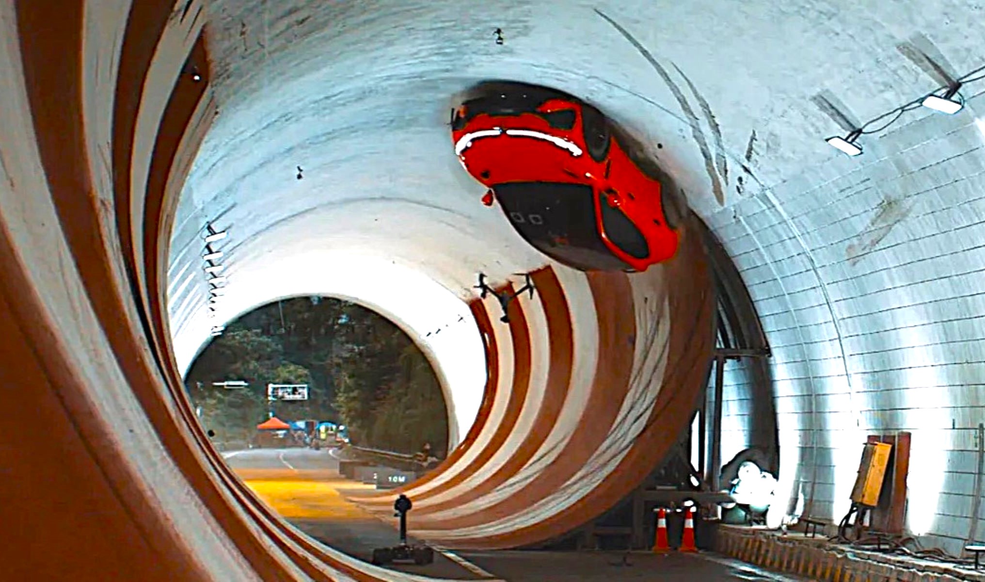 Hace 16 años Mercedes llevó a cabo esta maniobra en un túnel, ahora un SUV deportivo de 645 CV que podría llegar a España acaba de replicarla.