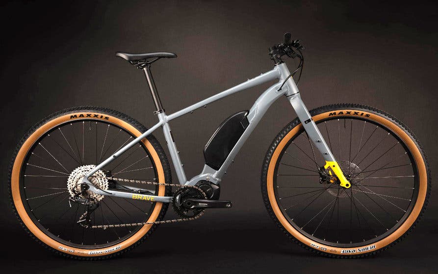  BRAVe 2.0, equipada con manillar plano de MTB y con un P.V.P. de 2.789 euros. 