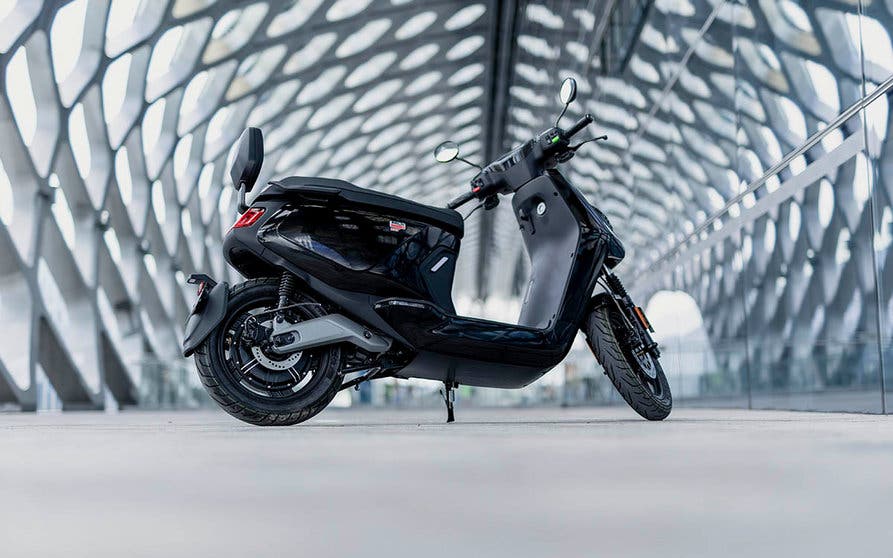  NIU anuncia un descuento de 400 euros en el scooter eléctrico MQi GT y de 600 euros en el NQi GTS. 