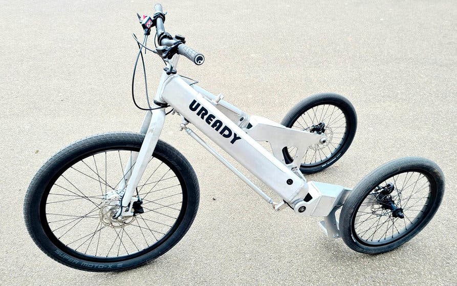  Uready es un patinete eléctrico en V (tipo Speeder) que se maneja como una moto de agua. 