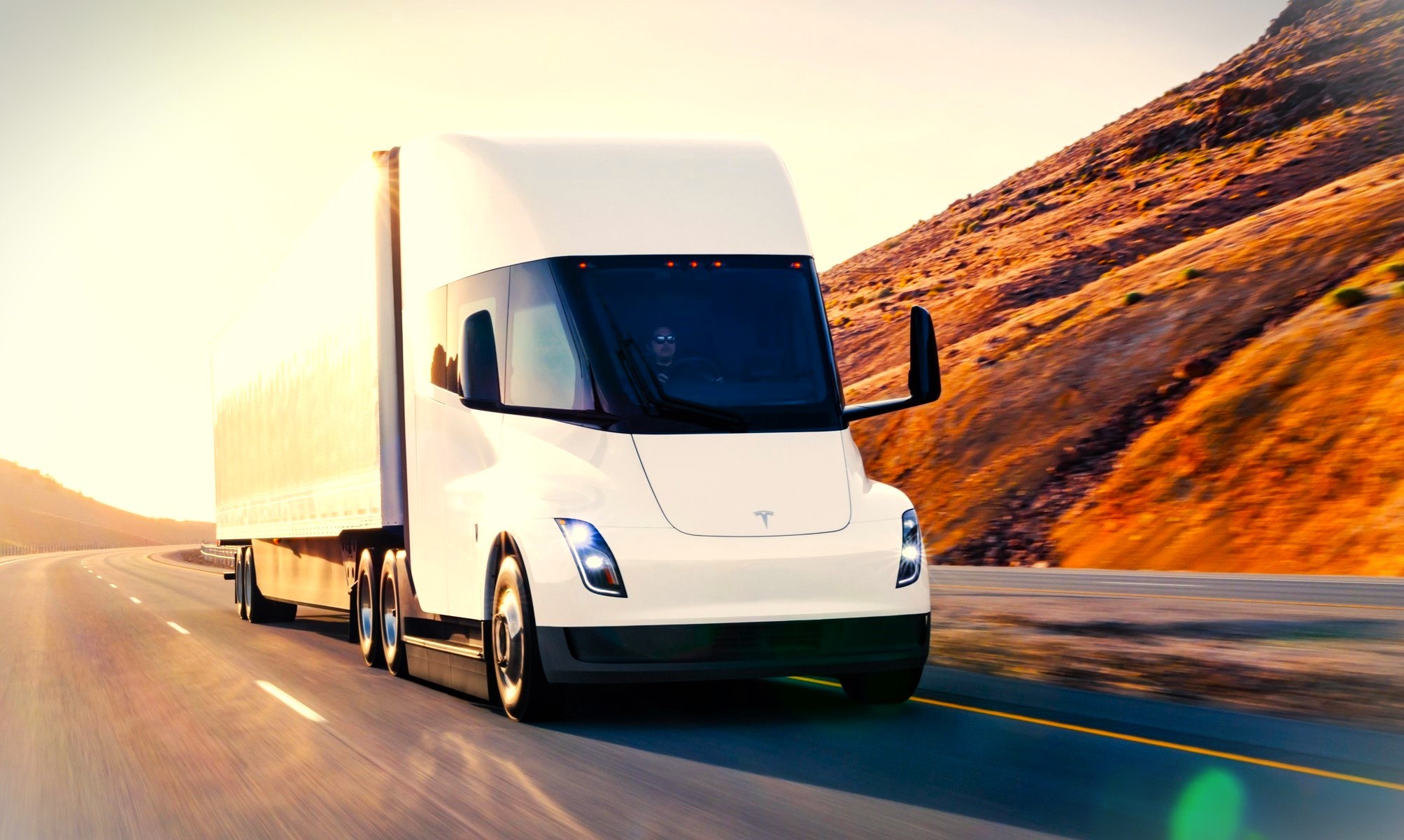 Amazon ha hecho historia: 500 camiones eléctricos son el mayor pedido jamas realizado del Tesla Semi.