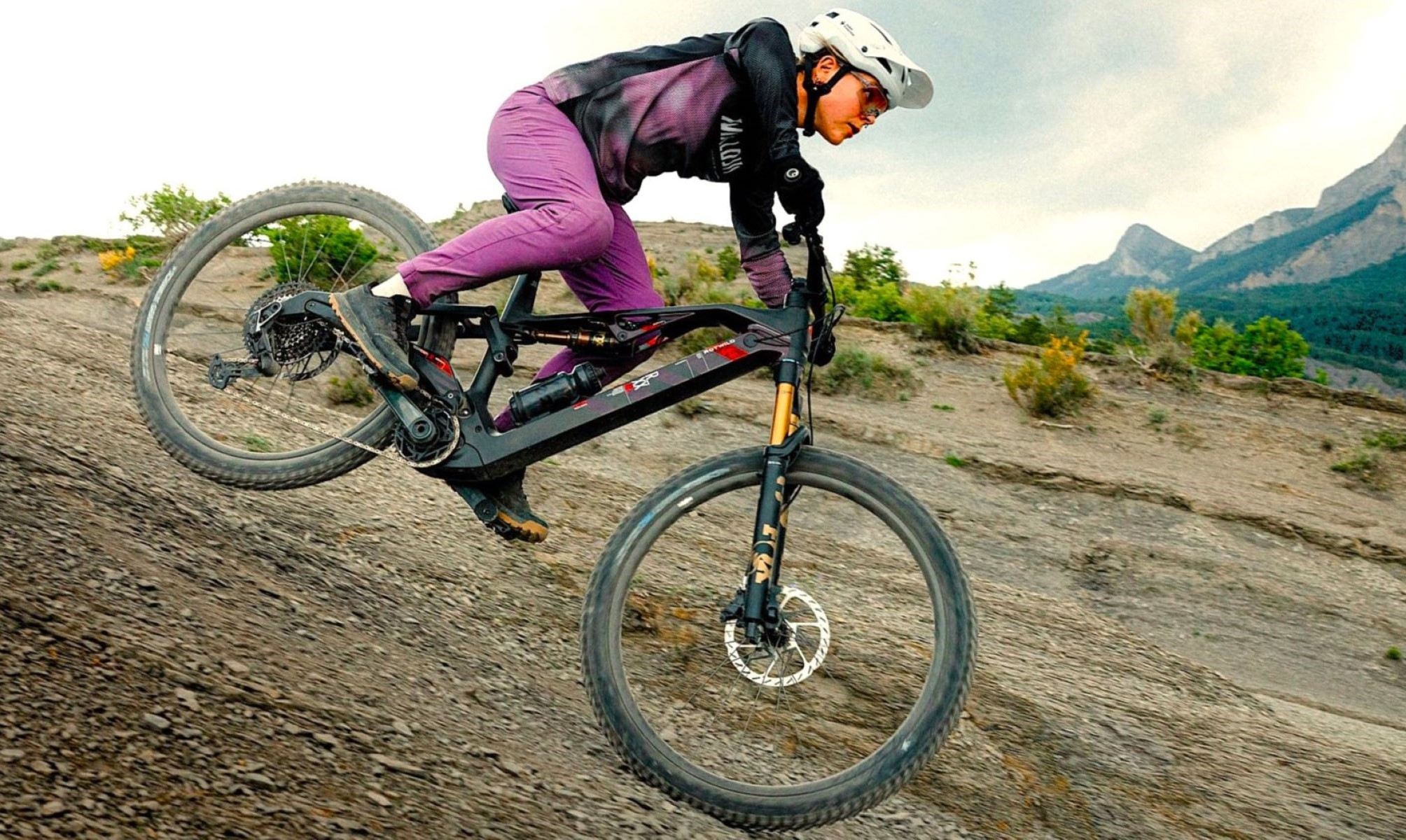 La industria de las mountain bike eléctricas esta perpleja: tiene un precio más que notable, pero esta Rotwild ofrece 1.500 W y pesa sólo 20 kg.