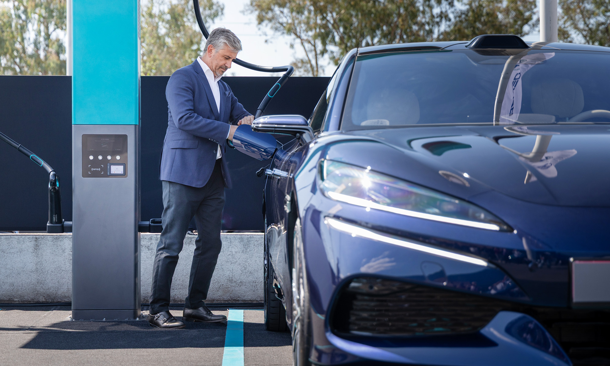 Cada vez más gente toma la decisión de comprar un coche eléctrico para ahorrar.