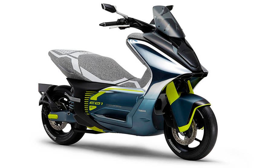  Respecto al concept que aparece en esta imagen, en la versión de producción se ha modificado el tapizado del asiento, la horquilla delantera y todo el sistema de iluminación del scooter eléctrico Yamaha E01. 