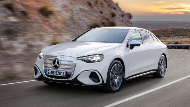 El Mercedes Clase C llega por primera vez con una mecánica eléctrica bajo el brazo. El Mercedes Clase C llega por primera vez con una mecánica eléctrica bajo el brazo.