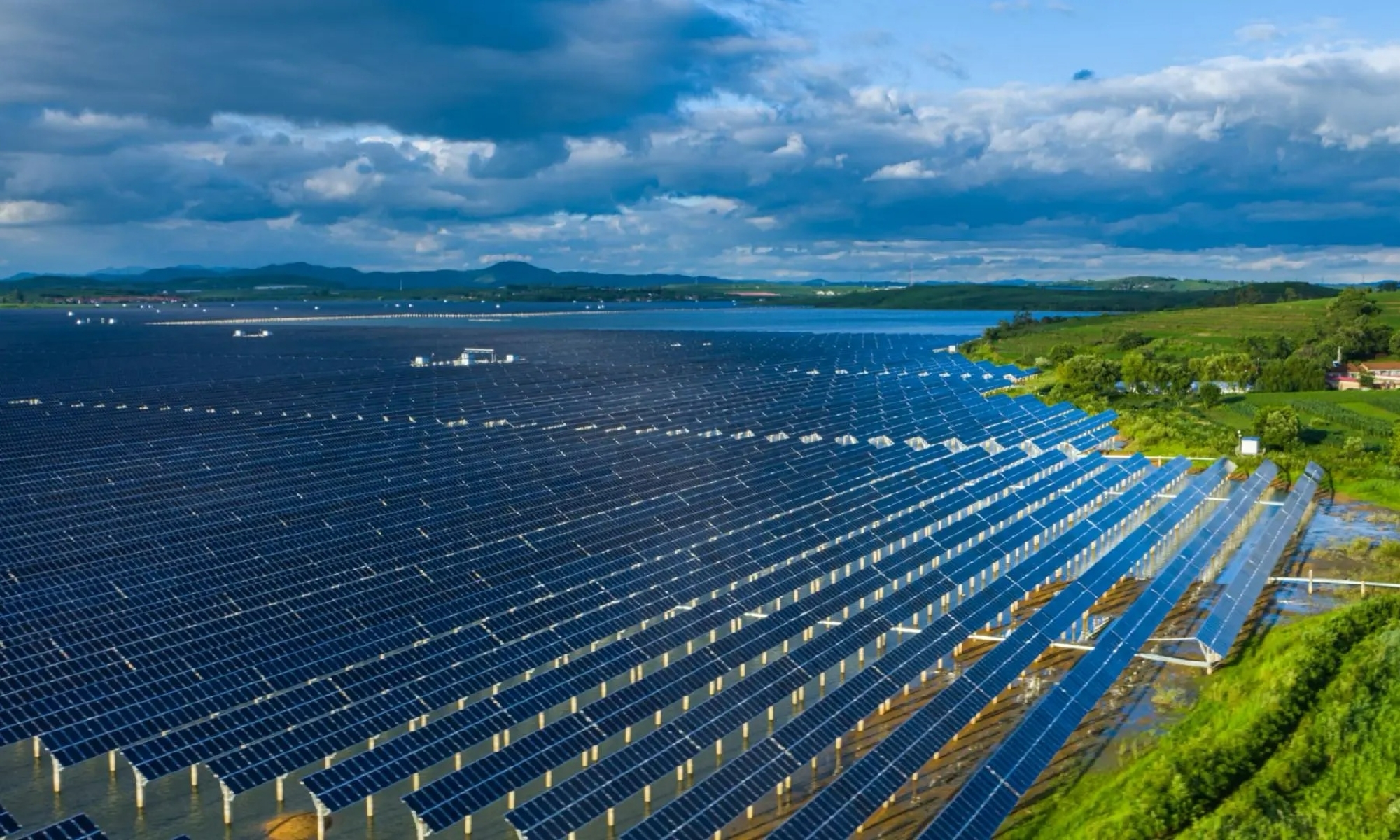 Por toda China es habitual encontrarse con inmensas granjas solares instaladas.