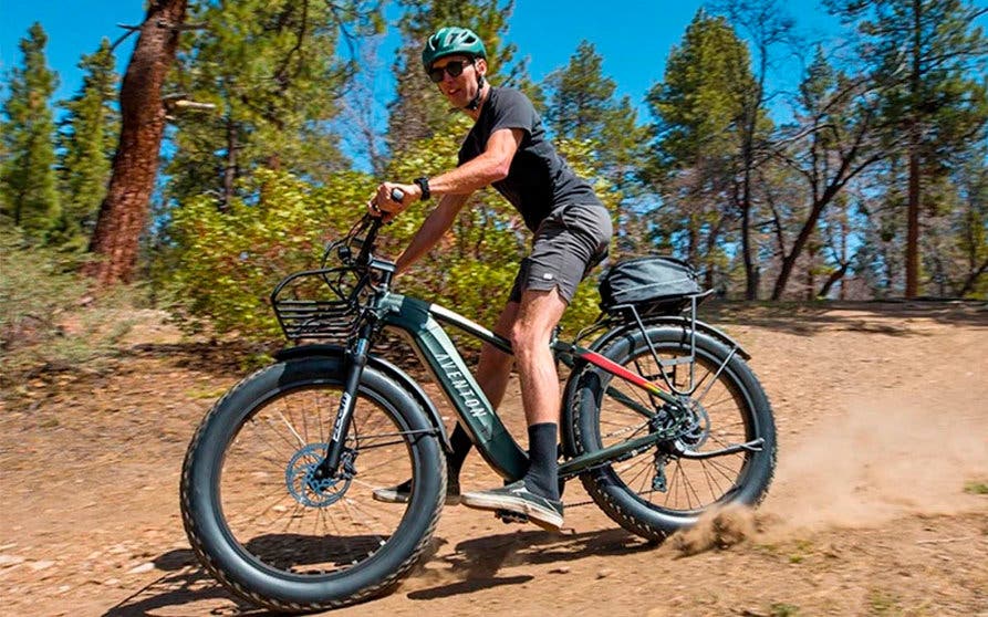  La bicicleta eléctrica Aventon Aventure presume de poder atravesar cualquier tipo de terreno: arena, tierra, césped, pavimento o incluso nieve. 