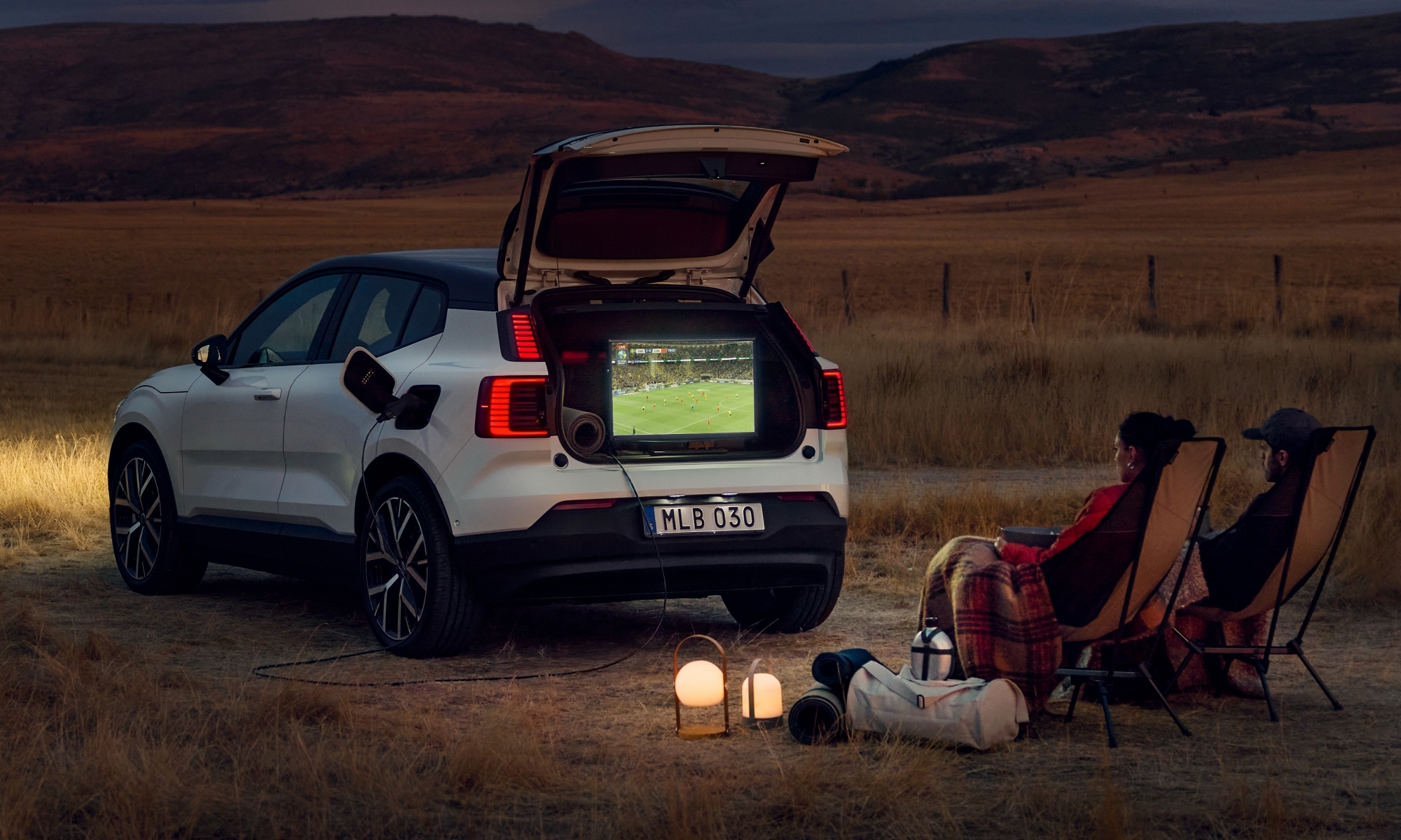 Volvo libera la función V2L del EX30 que convierte al coche en una pila móvil.