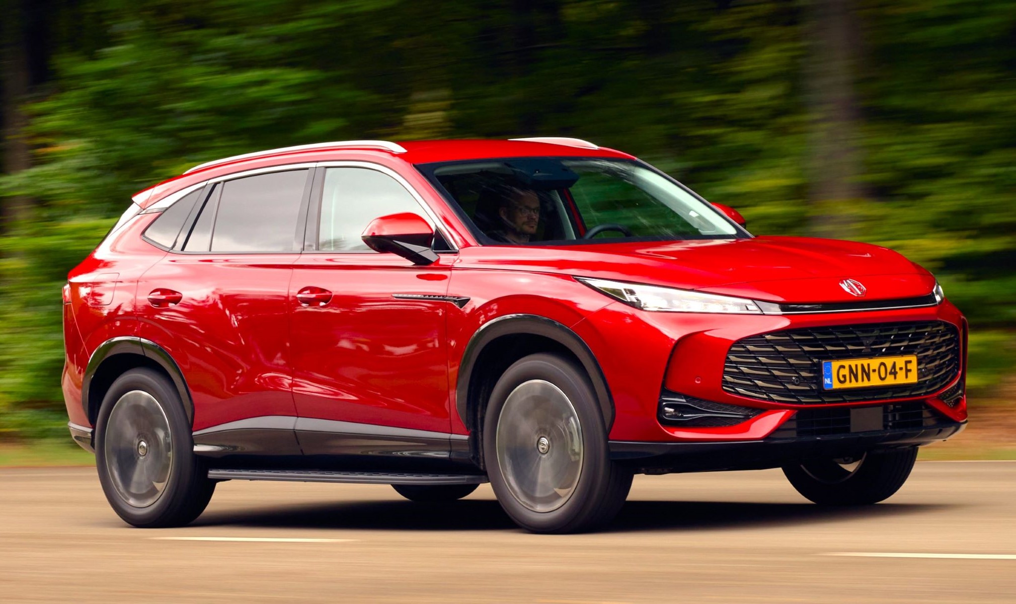 MG busca volver a reinar entre los híbridos enchufables en España con este SUV y, para ello, lo deja a un precio "de chollo".