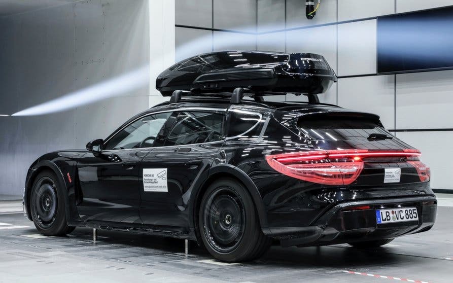  Porsche Taycan Cross Turismo con el cofre en el túnel de viento 