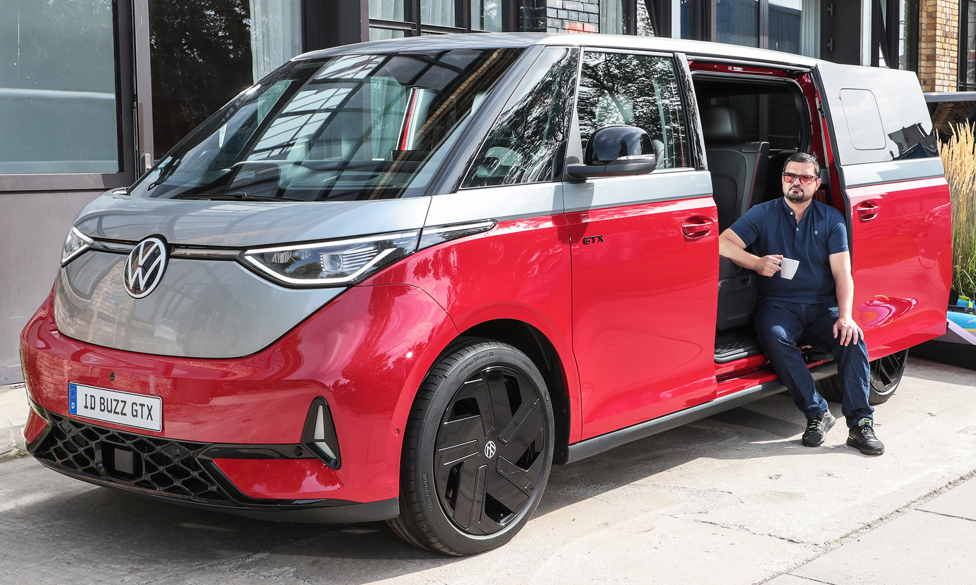 volkswagen id buzz furgoneta electrica tecnologia v2l cafetera ebike herramientas