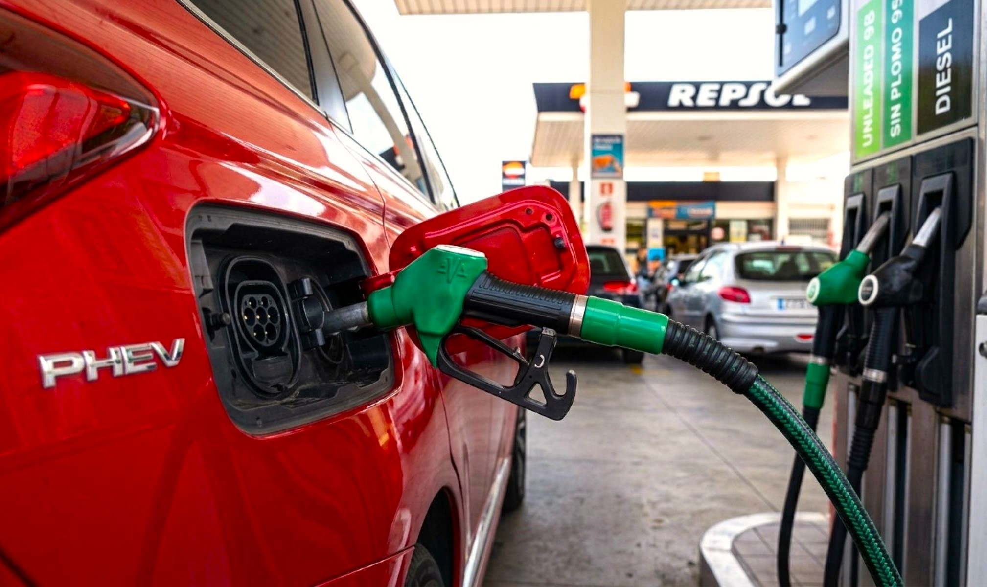 Los datos de la UE suponen un enorme jarro de agua fría para quienes venden estos híbridos como una alternativa a los eléctricos. Imagen: Gemini.