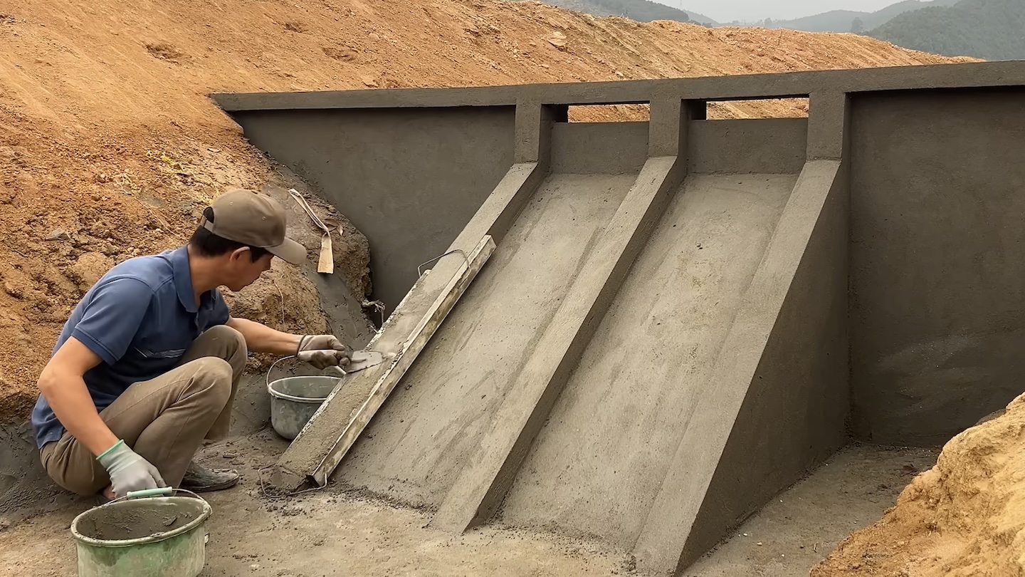 Mientras otros instalan placas solares, este joven construye su propia central hidroeléctrica para reducir su factura de la luz