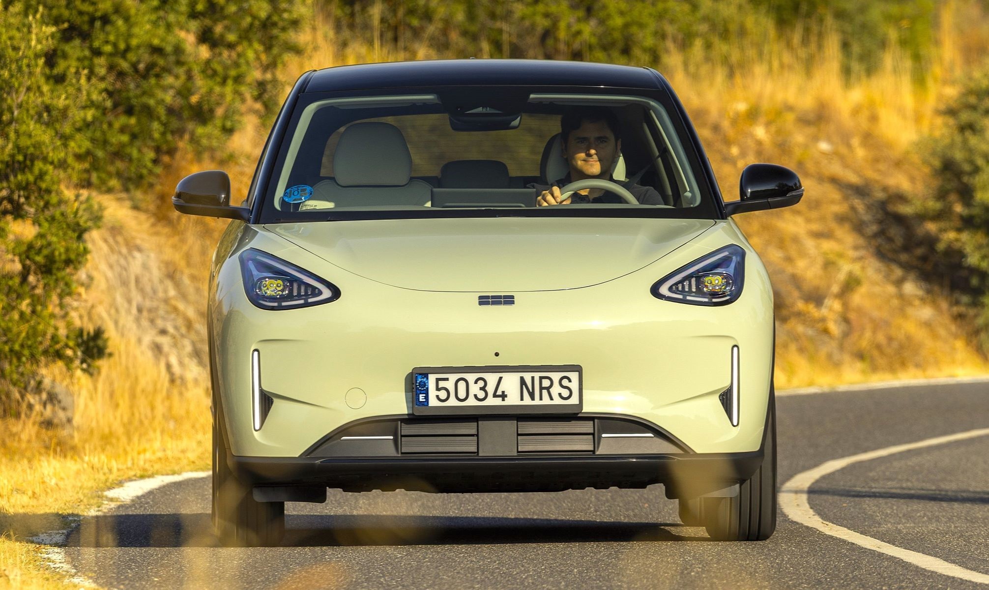 Llega con un precio 'de derribo' pero también como un urbano eléctrico cómodo y con hasta 497 km de autonomía: es el nuevo Geely E2.
