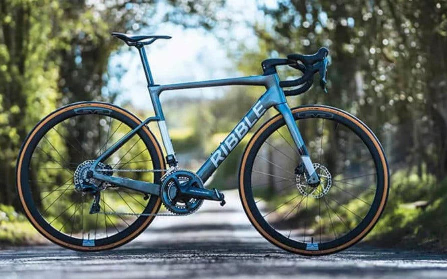  Ribble Endurance SL e Hero, una bicicleta eléctrica de montaña que detiene la báscula en los 10,5 kilogramos. 