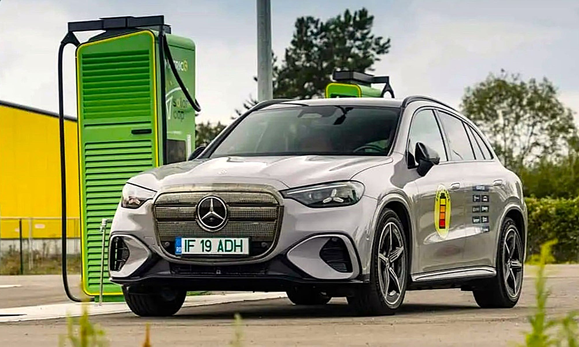El último capítulo de la rivalidad entre Mercedes y BMW tiene que ver con la recarga eléctrica: ha puesto contra las cuerdas BMW iX3.