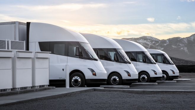 Con un solo pedido, Tesla duplica el número de sus camiones eléctricos. Con un solo pedido, Tesla duplica el número de sus camiones eléctricos.