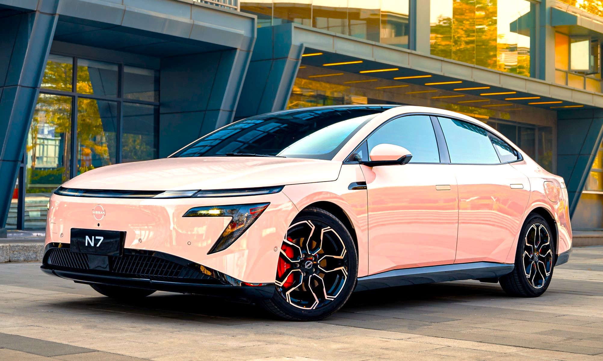 Nissan ha superado las 10.000 ventas al mes con este eléctrico. Normal, ofrece 635 km y resulta muy barato.