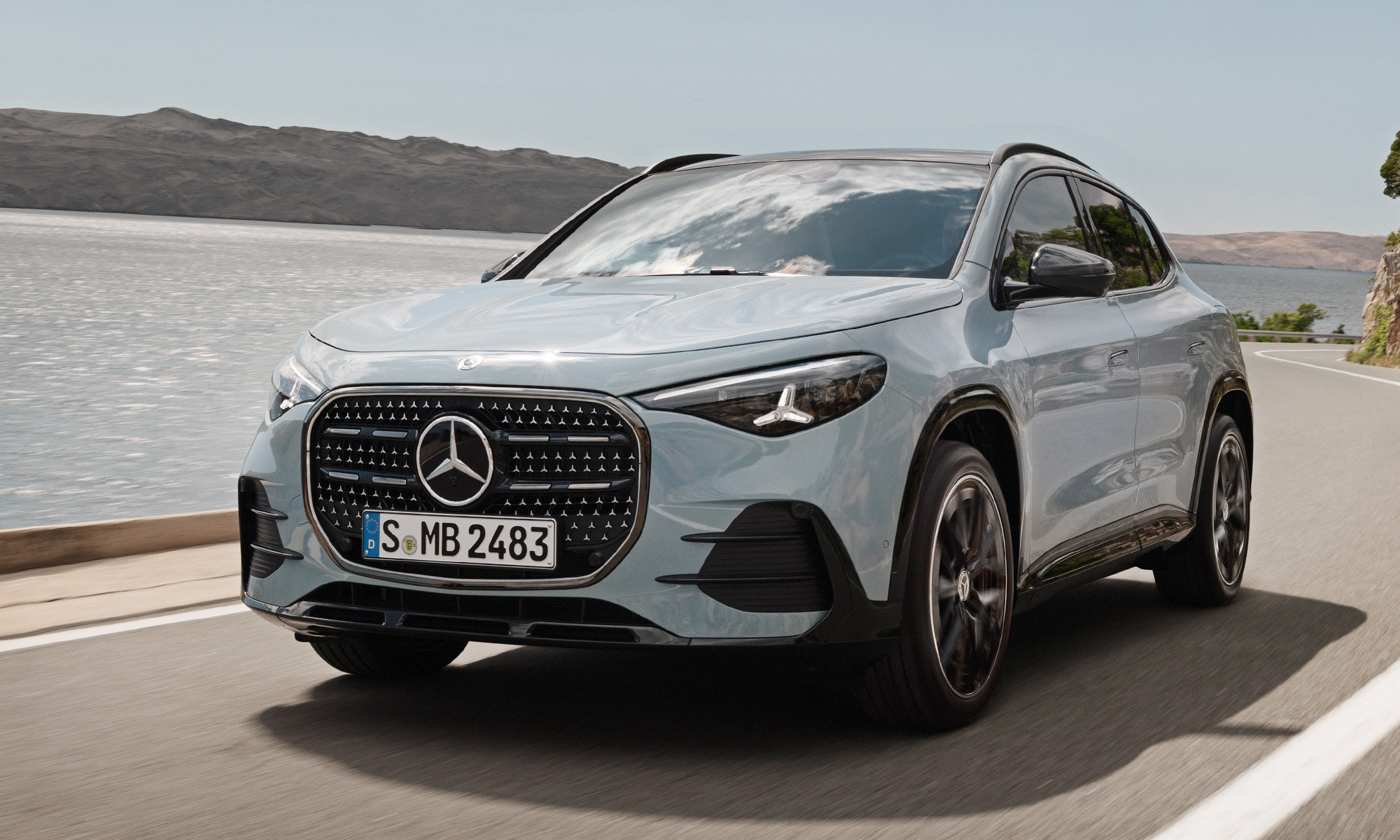 El Mercedes GLA se actualiza e incorpora ahora opciones 100% eléctricas.
