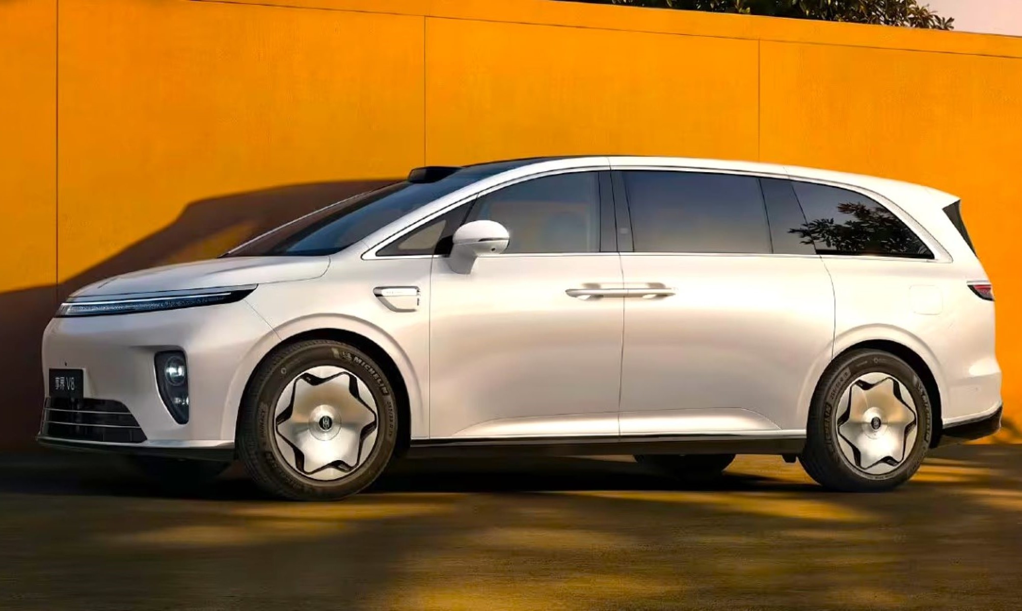 ¿Un 'Mercedes Clase V' chino? Lo ha lanzado Huawei y como híbrido enchufable, con casi 1.500 km de autonomía.