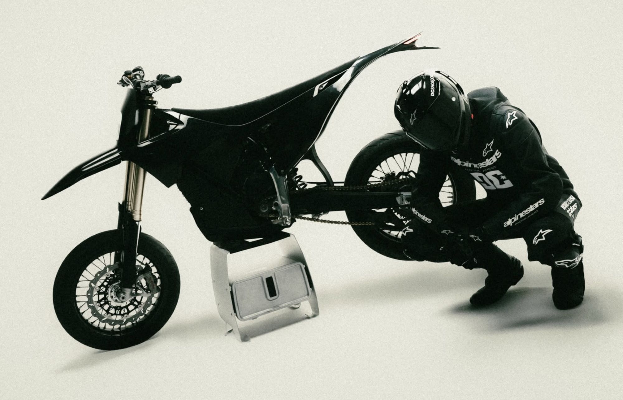 Este misterioso corredor ha batido con una moto eléctrica a Carlos Sainz