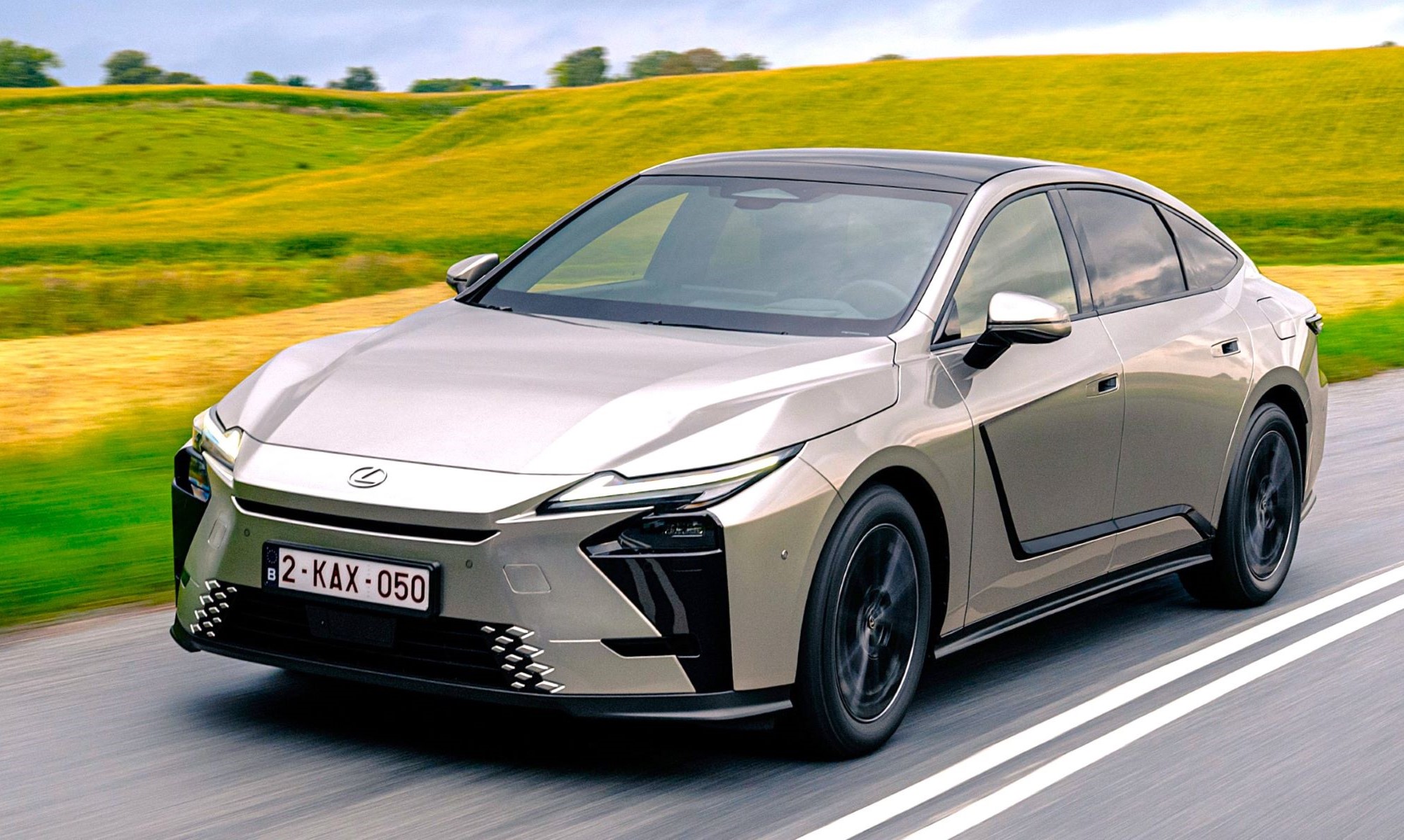 Con un diseño más agresivo, la 8ª generación del Lexus ES es una berlina híbrida -y eléctrica- de 5,14 m y versiones 4x2 y 4x4.