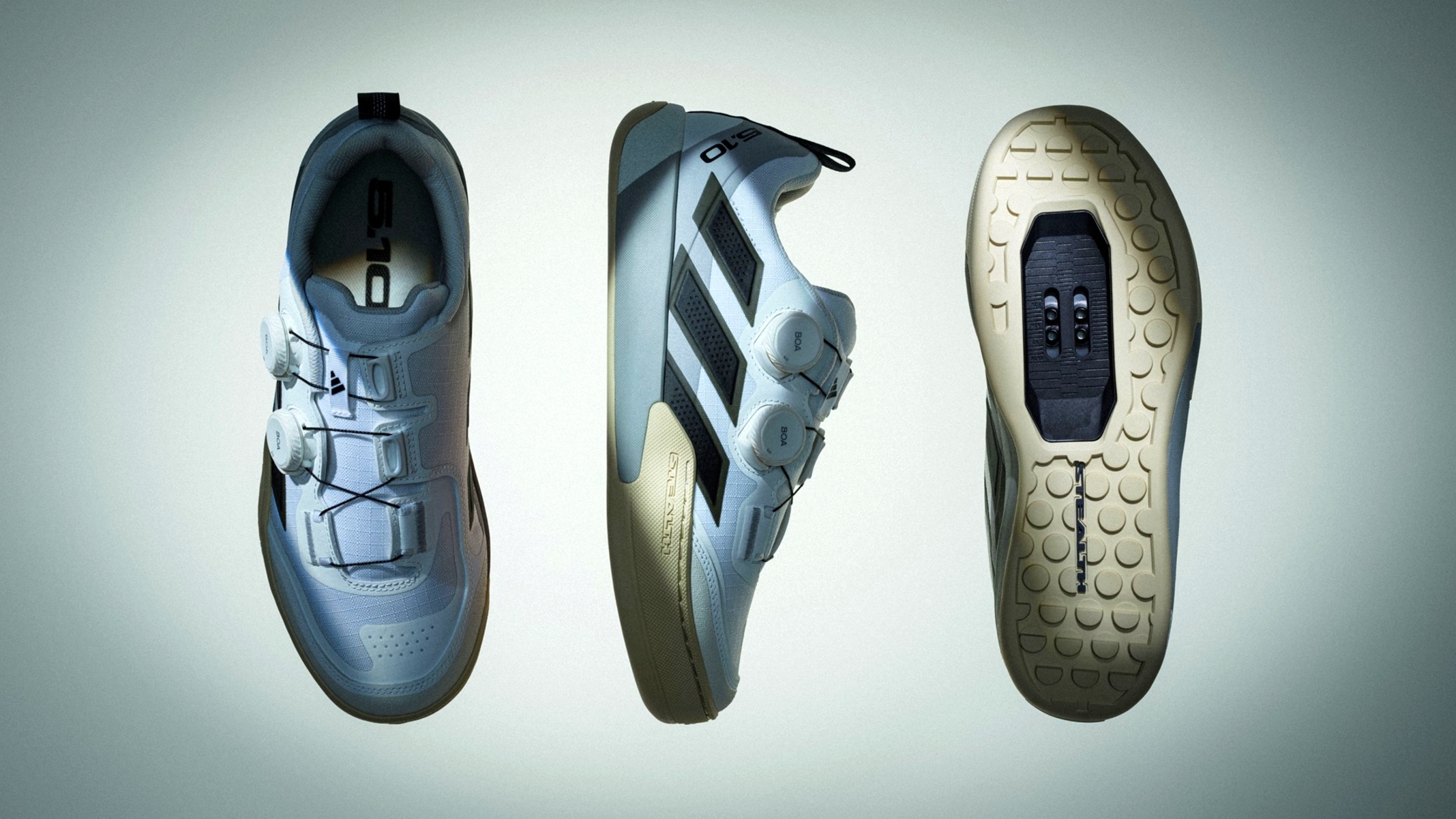 Nuevas zapatillas de Adidas mostrando orgullosas las tres bandas