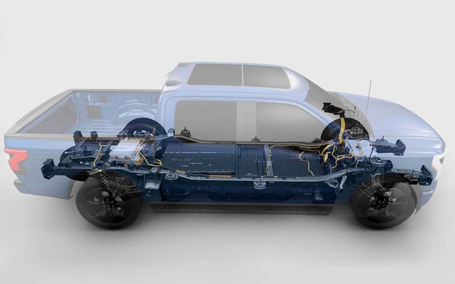  Ford renunció a los motores en rueda para la F-150 Lightning y se decantó por los motores síncronos de imanes permanentes situados en el interior del chasis 