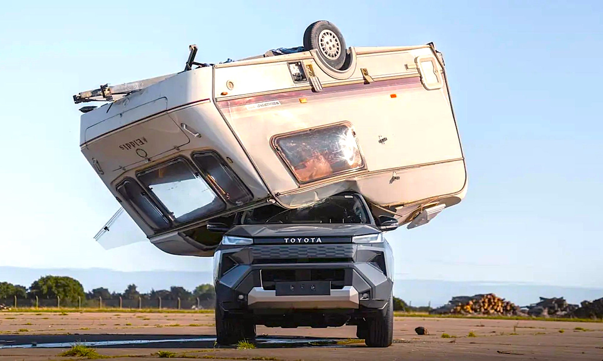 El Hilux, ¿es irrompible? La marca ha querido averiguarlo con una prueba que ha involucrado a una vieja caravana... y este ha sido el resultado.