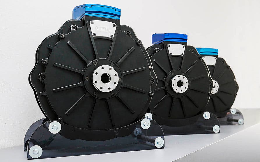  Los motores eléctricos de Saietta, de flujo axial, funcionan a muy bajo voltaje, están refrigerados por líquido y totalmente sellados, lo que los hace robustos, duraderos y baratos, unas características ideales para su uso en motocicletas eléctricas. 