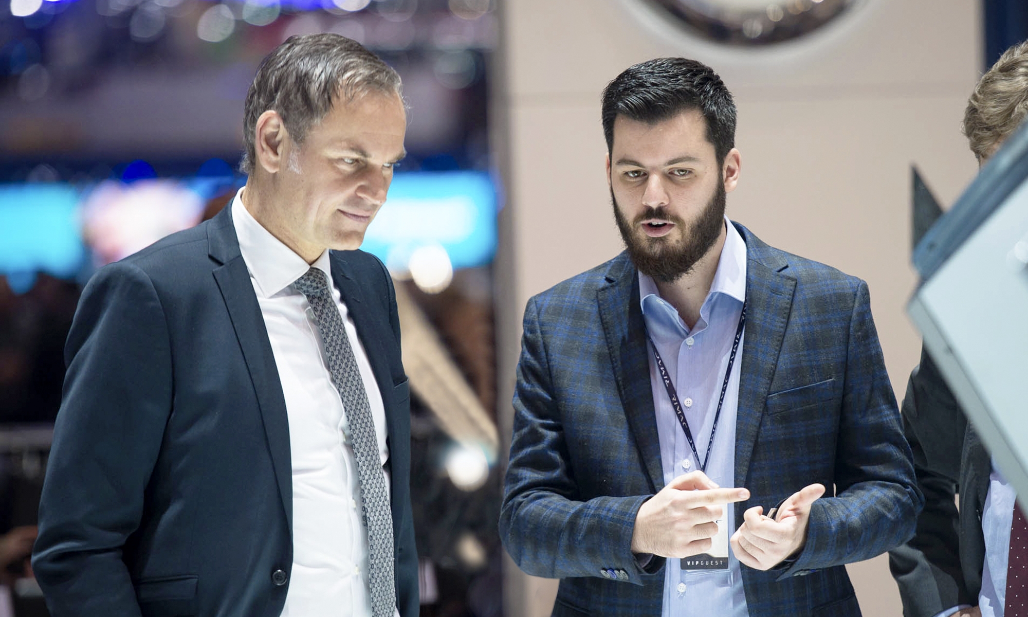 Mate Rimac (derecha) manteniendo una conversión con el CEO del Grupo Volkswagen, Oliver Blume (izquierda).
